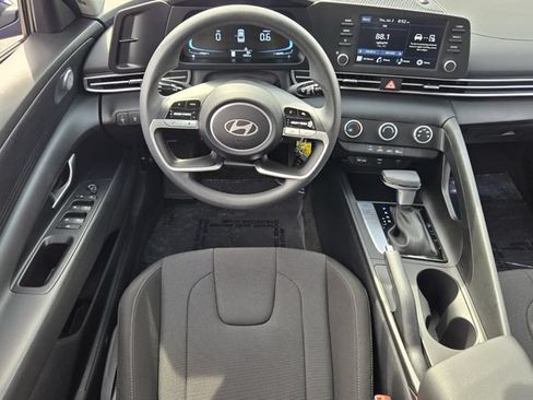 Used 2025 Hyundai Elantra SE FWD image 14