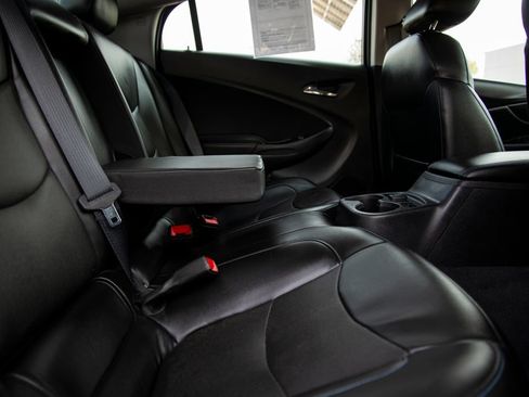 Used 2018 Chevrolet Volt Premier w/ Driver Confidence Package FWD image 14
