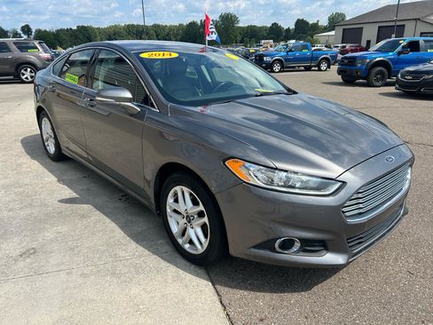 Used 2014 Ford Fusion SE w/ Equipment Group 202A FWD image 3