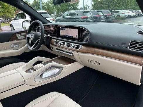 Used 2025 Mercedes-Benz GLS 450 4MATIC image 31