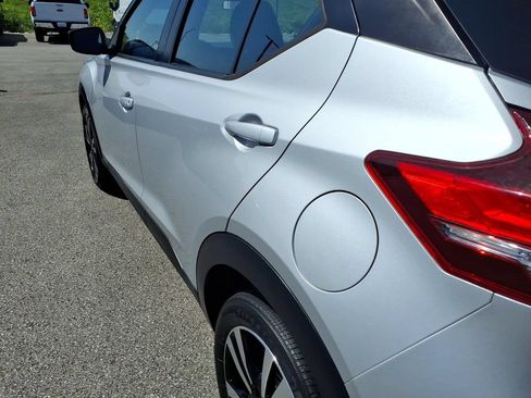 Used 2019 Nissan Kicks SV FWD image 16