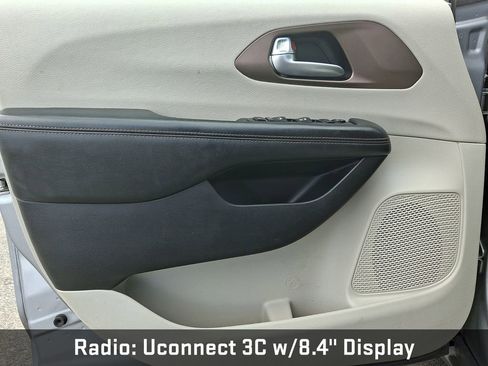 Used 2017 Chrysler Pacifica Touring-L image 16