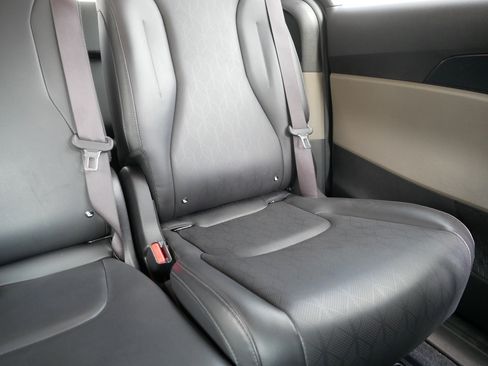 Used 2025 Kia Carnival FWD image 14