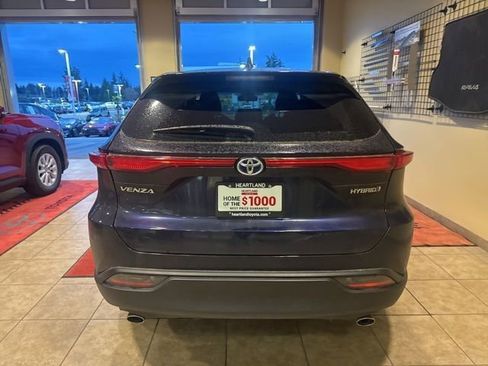 Used 2022 Toyota Venza LE image 9