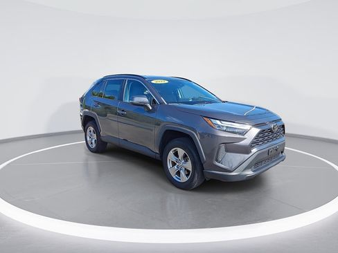 Used 2022 Toyota RAV4 XLE AWD/4WD image 2