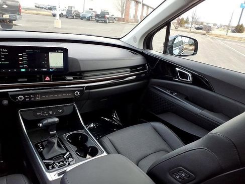 Used 2025 Kia Carnival SX Prestige image 25