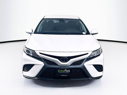 Used 2020 Toyota Camry SE FWD image 2