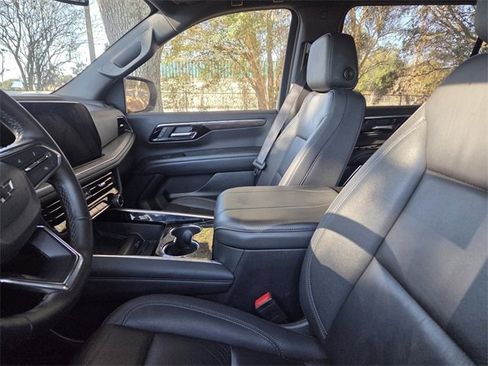 Used 2025 Chevrolet Suburban Z71 image 6