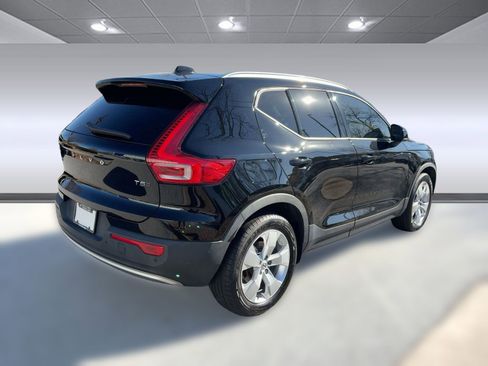 Certified 2022 Volvo XC40 T5 Momentum image 9