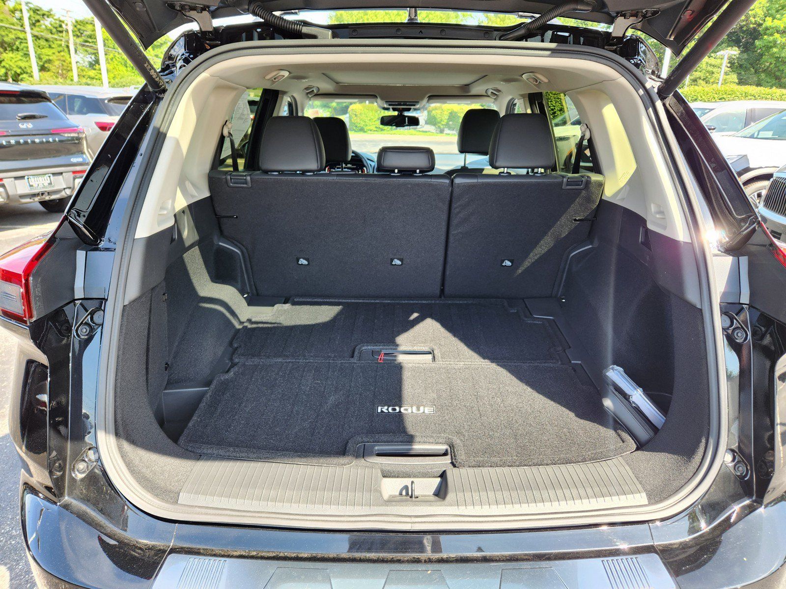 Used 2025 Nissan Rogue Platinum FWD image 8