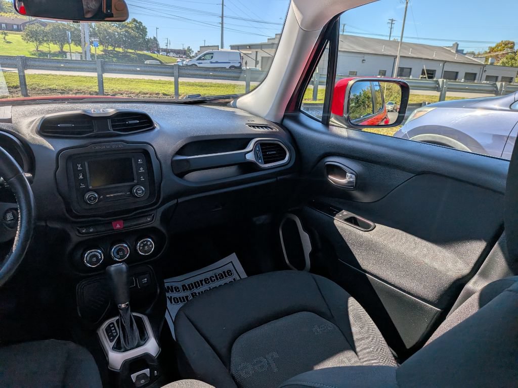 Used 2015 Jeep Renegade Latitude w/ Cold Weather Group FWD image 18