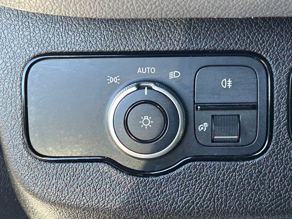 Used 2025 Mercedes-Benz Sprinter 2500 image 25