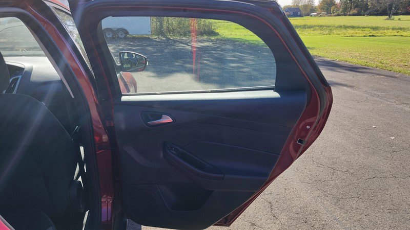 Used 2013 Ford Focus SE w/ SE Winter Pkg FWD image 6