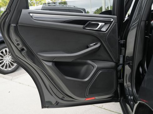 Used 2022 Porsche Macan image 32