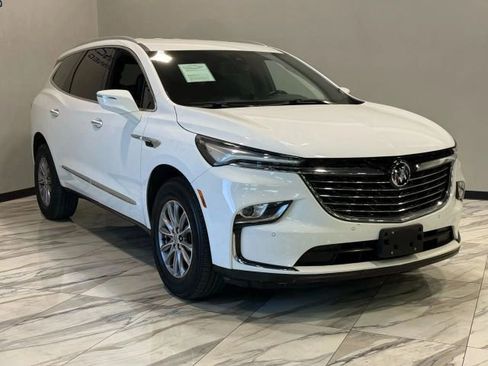 Used 2023 Buick Enclave Essence image 4