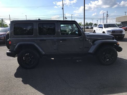 Used 2022 Jeep Wrangler Unlimited Sahara AWD/4WD image 6
