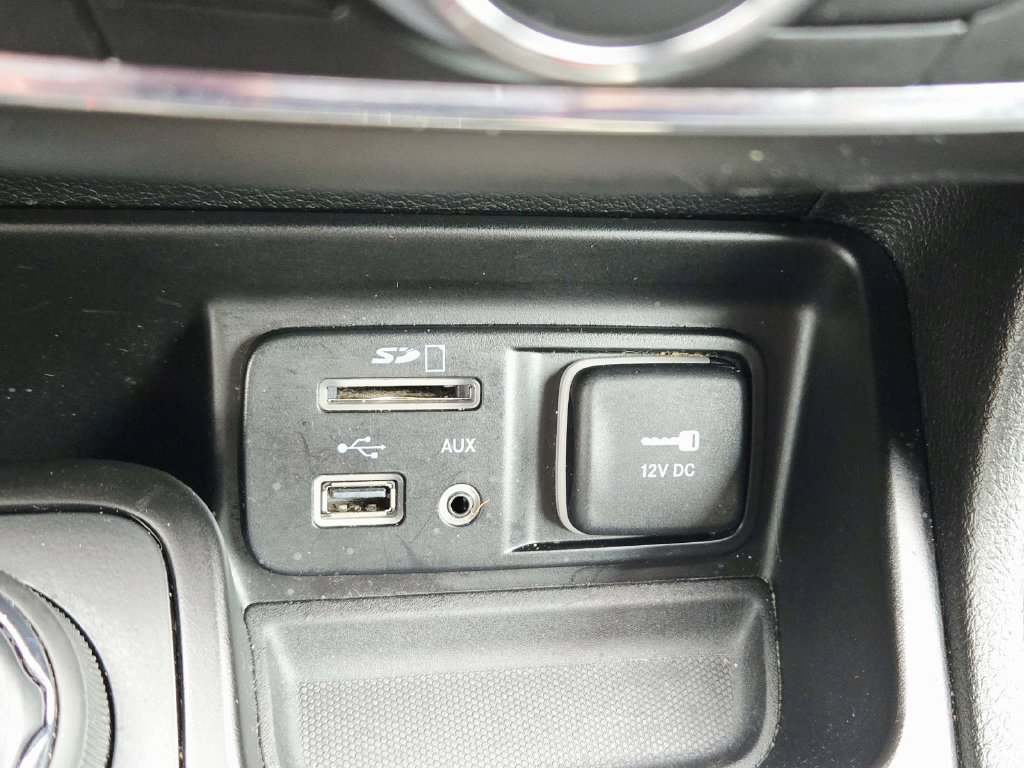 Used 2018 Jeep Cherokee Latitude w/ Cold Weather Group AWD/4WD image 27