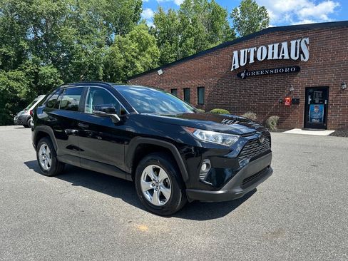 Used 2021 Toyota RAV4 XLE FWD image 1