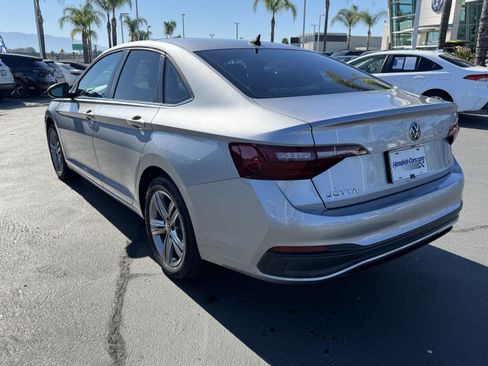 Used 2022 Volkswagen Jetta SE w/ Panoramic Sunroof Package FWD image 8