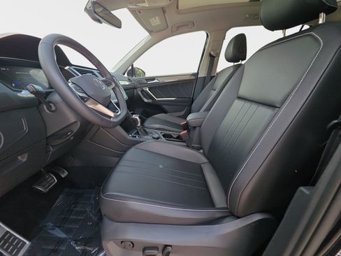 Used 2024 Volkswagen Tiguan SE w/ Panoramic Sunroof Package AWD/4WD image 15
