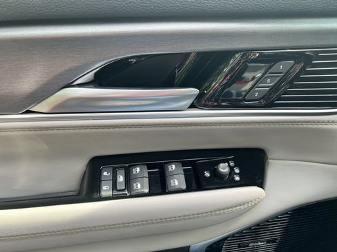 Certified 2025 Jeep Wagoneer Series III w/ Premium Group I AWD/4WD image 13