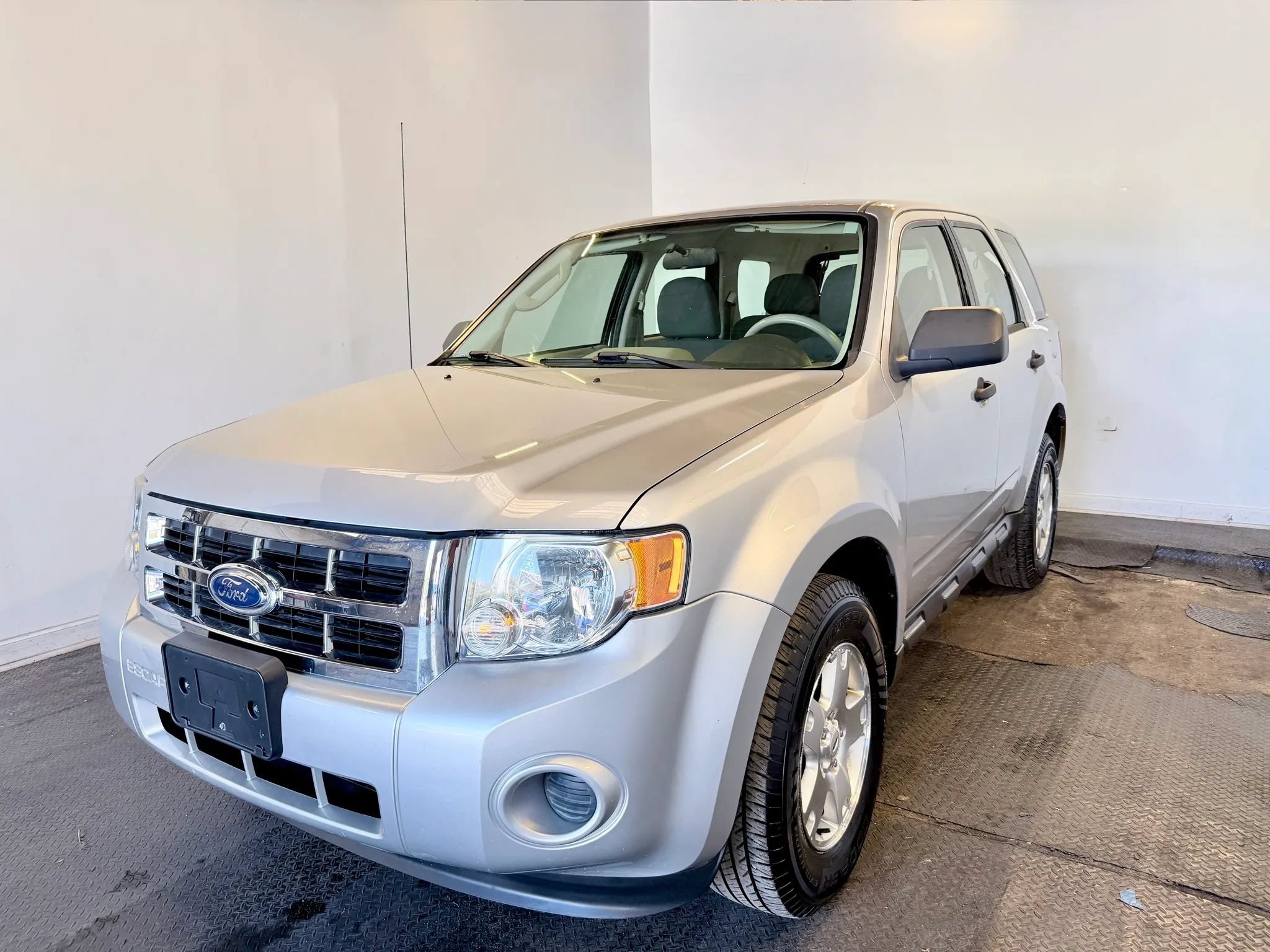 Used 2010 Ford Escape XLS FWD image 2