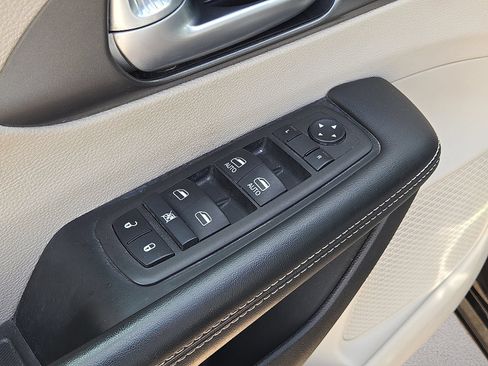 Used 2024 Chrysler Pacifica Touring-L FWD image 22