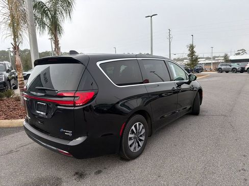 Used 2024 Chrysler Pacifica Select image 13