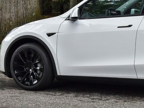 Used 2021 Tesla Model Y 2WD image 27