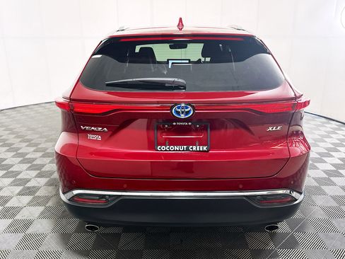 Used 2024 Toyota Venza XLE AWD/4WD image 4