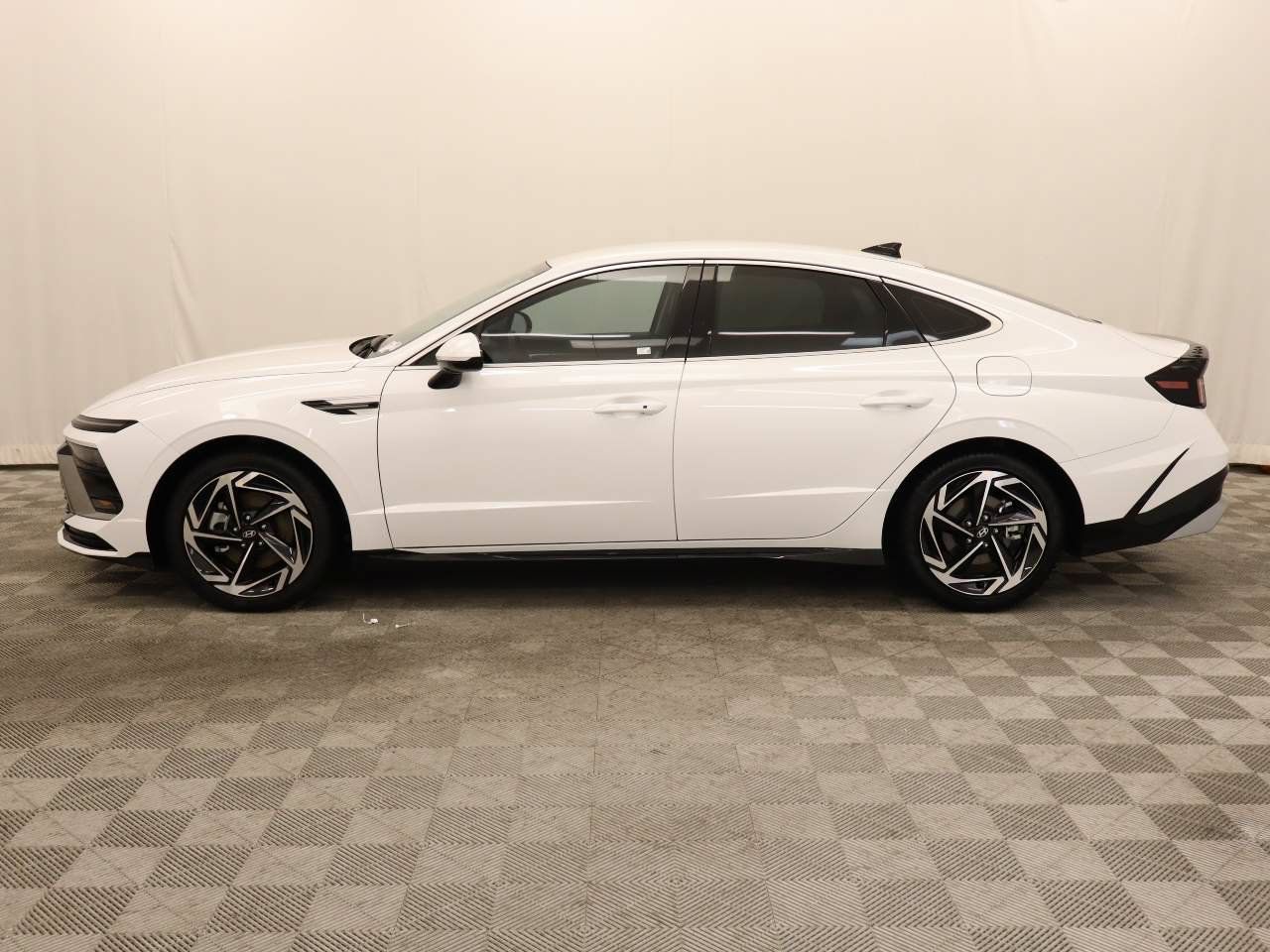 Used 2026 Hyundai Sonata SEL FWD image 2