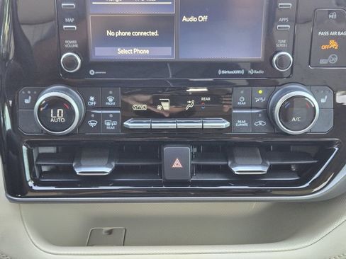 Used 2020 Toyota Highlander XLE FWD image 18