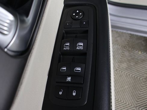Used 2021 Chrysler Pacifica Touring-L image 32