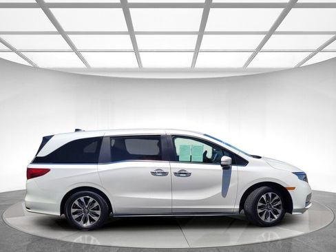 Certified 2024 Honda Odyssey EX-L image 3