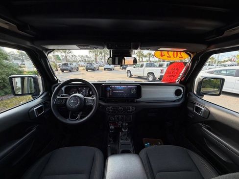 Used 2024 Jeep Wrangler Unlimited AWD/4WD image 24