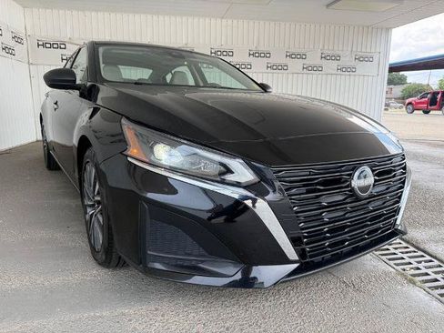 Used 2024 Nissan Altima 2.5 SV FWD image 1