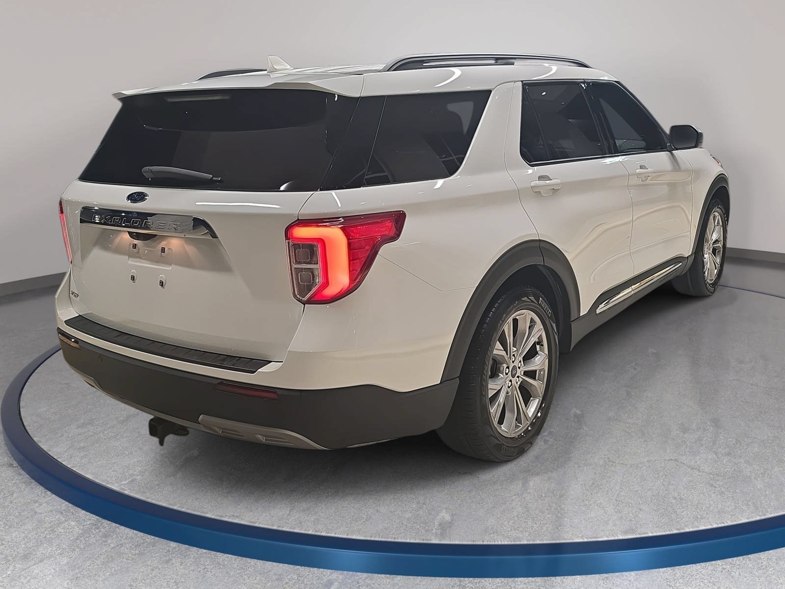 Used 2023 Ford Explorer XLT w/ Equipment Group 202A RWD image 5