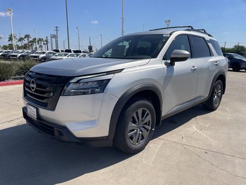 Certified 2025 Nissan Pathfinder SV w/ Black Appearance Package image 6