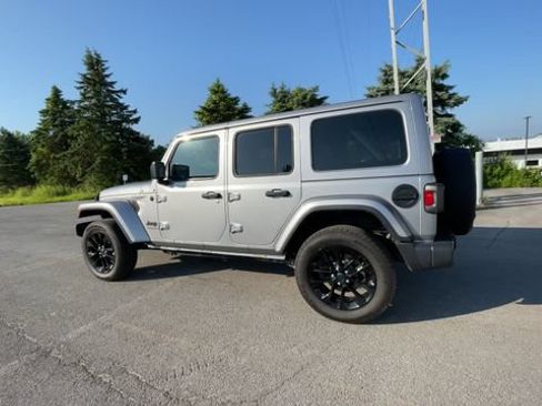 Used 2020 Jeep Wrangler Unlimited Sahara AWD/4WD image 7