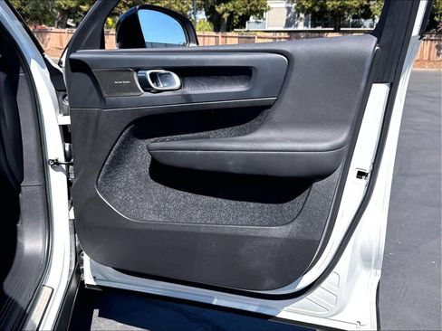 Used 2023 Volvo XC40 Recharge Ultimate AWD/4WD image 27