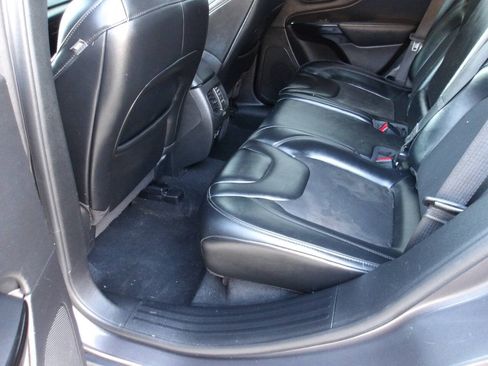 Used 2021 Jeep Cherokee Latitude Plus FWD image 23