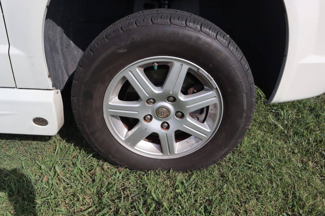 Used 2010 Chrysler Town & Country Touring FWD image 40