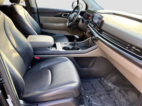 Used 2025 Kia Carnival FWD image 30