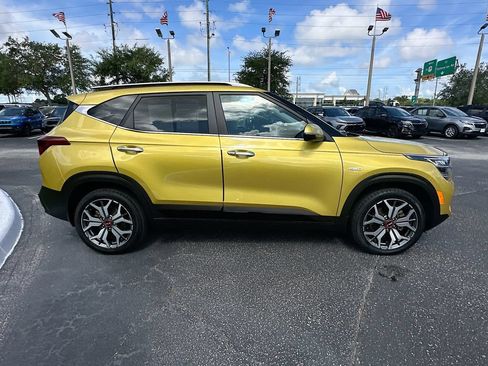 Used 2023 Kia Seltos SX w/ SX Sunroof Package AWD/4WD image 4