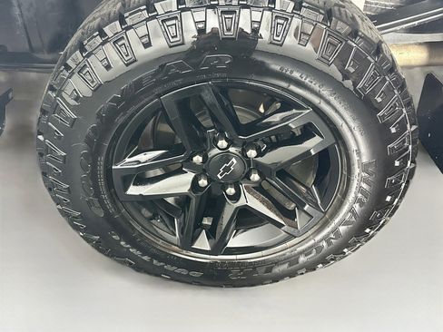 Used 2021 Chevrolet Silverado 1500 Custom Trail Boss w/ LPO, Dark Essentials Package AWD/4WD image 11