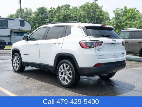 Used 2025 Jeep Compass Latitude AWD/4WD image 4
