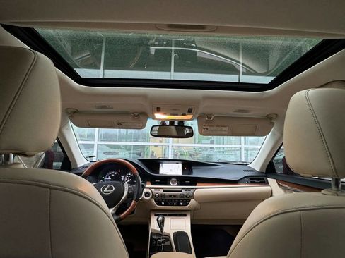 Used 2014 Lexus ES 300h w/ Luxury Package w/Bamboo Trim image 17