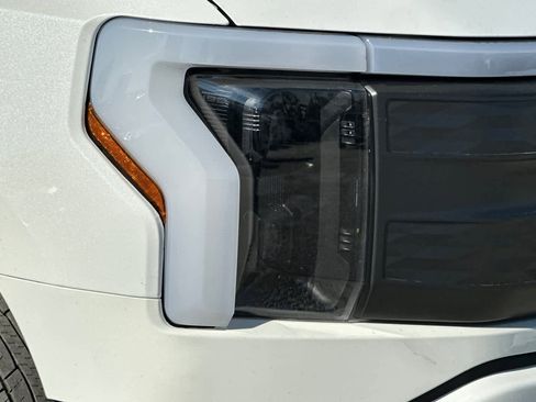 Used 2022 Ford F150 Lightning Lariat image 34