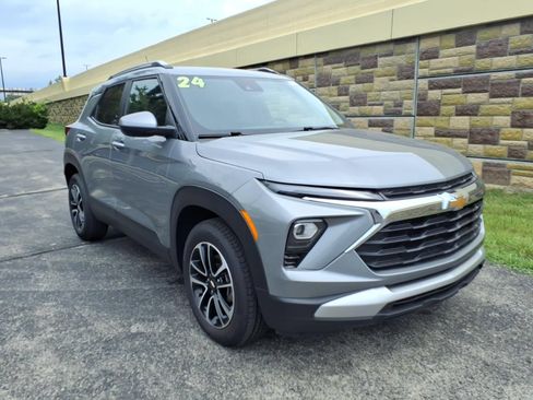 Used 2024 Chevrolet TrailBlazer LT w/ Convenience Package AWD/4WD image 2