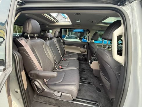 Used 2025 Kia Carnival SX FWD image 32
